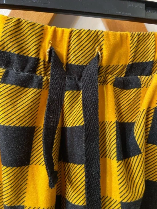 Short shorts - Picture 3 of 5